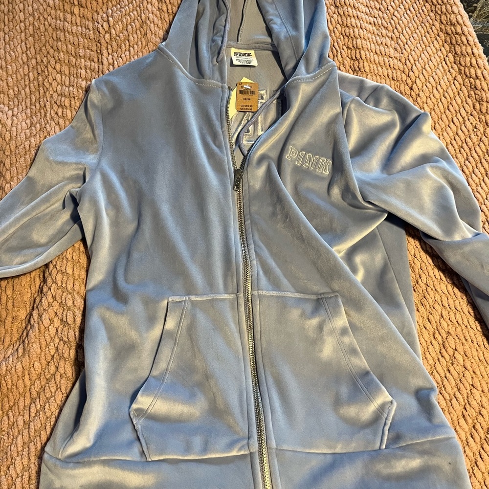 2 piece velvet lounge set. Baby blue and never worn. Size xsmall